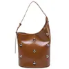 Bolso de Hombro para Mujer de Invierno 2026, Bolso Cubo Tachonado de Gran Capacidad, Estilo de Nicho de Alta Gama