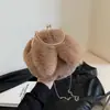 Bolsa de Pelúcia Popular Popular para Mulheres 2025 Outono e Inverno Nova Textura Bolsa de Pelúcia Portátil Feminina Bolsa Transversal com Corrente