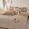 Set de cuatro piezas de Toalla de Lijado Bordada de Cachorro Marrón Rayado de Dibujos Animados Funda de Colcha de Algodón Gruesa Cálida Otoño e Invierno