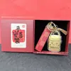 Colgante para llavero "Dinero Garantizado" de oro puro 999 con correa de cuero vintage, pequeño regalo de recuerdo, regalo corporativo personalizado