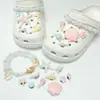 Encantos lindos de dibujos animados para zapatos con varios agujeros, decoraciones versátiles de resina para zapatos, mariposa, burbuja, flor, animales, charms decorativos al por mayor
