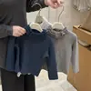 Camisa Básica Forrada com Fleece Nova para Outono e Inverno de Meninas 2025 Novo Design Estiloso Cor Sólida Renda de Três Camadas Top de Manga Longa