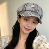 2026 Nuevo Sombrero Octagonal a Cuadros Abotonado de Colores para Mujer, Dulce y Versátil, Hace que la Cara Parezca Más Pequeña, Sombrero de Moda Tendencia para Primavera y Verano