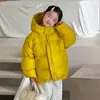 Jaqueta de plumas infantil 2026 novo estilo curto de inverno para meninos e meninas, tripla proteção espessada, corte solto, moderna