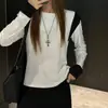Camiseta de Manga Larga con Color Contrastante en el Hombro Derecho Estilo Americano de Fábrica para Mujer a Principios de Otoño con Diseño Ajustado y Camiseta Base que se Puede Usar por Fuera