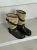Botas de cano médio estilo coreano de alta qualidade, bico redondo, camurça e fivela emendada, novas botas de montaria de salto baixo para o inverno de 2026
