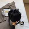 Exterior Individual Estilo Coreano Estilo Literario Nicho Bolso Pequeño de Tela de un Solo Hombro Cruzado Bolso para Teléfono Móvil Bolso Pequeño de Barril de Moda Casual para Mujer Todo-partido