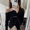 2024 Início do Outono Novo Sexy Irregular Ombro Fenda Malha Suéter Moda Feminina Francês Elegante Manga Longa Top