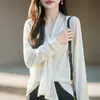 Camiseta de tricô estilo francês, fluida, com decote em V para mulheres, apresentando um delicado padrão jacquard, um design suave e elegante, e um modelo justo de manga comprida, adequado para primavera e outono