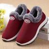 2024 Inverno Sapatos de Algodão Femininos Sapatos de Pano Antigo de Pequim Meia-idade e Idosos Forrados com lã Tênis Espessado Fundo Macio Sapatos de Algodão Quentes para Mães