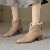 Botas de neve de couro macio com bico fino para mulheres, novo estilo de inverno, forradas com fleece e espessadas, botas Martin, botas curtas, estilo Nordeste, estilo mãe, botas de algodão inspiradas na Chanel