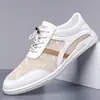 Novos sapatos masculinos, respiráveis e leves, slip-on, versáteis para uso externo e casual, tênis esportivos masculinos, sapatos masculinos de malha respirável