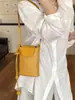 Bolso de axila tejido texturizado para mujer, nuevo modelo 2026, bolso para teléfono de cuero encerado, bolso tipo cubo, bolso cruzado versátil de verano