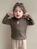 Camiseta de rayas con cuello semi-alto para niños, estilo otoño e invierno, capa base versátil para niñas, cálido top de forro polar, prenda interior de manga larga