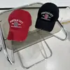 Boné de Baseball Estilo Americano com Bordado de Letras Color-Block Desgastado para Mulheres com Circunferência de Cabeça Grande, Faz o Rosto Parecer Menor, Boné Versátil Casual com Aba Curta para Homens, Tendência