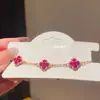 Pulseira Flor Trevo da Sorte em Resina com Zircônia Estilo Levemente Luxuoso Retrô Europeu e Americano Nicho de Alta Qualidade Exquisita Personalizada Joia de Mão para Mulheres