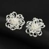 Aretes de clip para oreja de flor grande hechos a mano aretes de perlas hechos a mano para novia aretes elegantes accesorios diarios foto de estudio