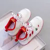 2026 Primavera Nuevos Zapatos Blancos Hello Kitty Zapatos de Tabla para Estudiantes Versátiles Ligeros Casuales Zapatos Deportivos Zapatos para Niñas