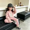 Nuevo y lindo conjunto de estilo coreano para niñas, conjunto deportivo casual moderno y elegante, conjunto de dos piezas de moda, al por mayor