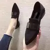 Punta fina piel suave cómodos de llevar zapatos pequeños de piel para mujer 2026 Otoño Uso de dos maneras Zapatos de abuela Tacón grueso Color claro Versátiles zapatos de un solo color