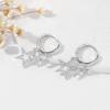 Brincos de design de estrela oca banhados a cobre, brincos de estrela oca de cinco pontas de três camadas, banhados a ouro 18K, microincrustados com textura de pedra branca
