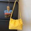 Bolso de mano de piel suave de gran capacidad para otoño de 2023, bandolera con cadena plisada, bolso de hombro con cordón, bolso informal para mujer