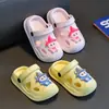 Chinelinhos de bebê em EVA para meninos e meninas, sandálias de verão antiderrapantes para bebês e crianças pequenas, pantufas fechadas para banho infantil em ambientes internos