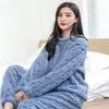 Nuevo conjunto de ropa de estar cálida de jacquard de color liso de forro polar coral para otoño e invierno para mujer, adecuado para uso casual y se puede usar como pijama