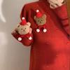 Broche de oso de peluche ~ Lindo sombrero de bufanda roja con cabeza de oso, broche de muñeca de dibujos animados, ramillete de Año Nuevo para mujer