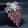 Broche de uva grande retro de moda para la industria pesada, elegante ramillete de temperamento, suministro directo, alfiler para ropa de invierno para mujer.