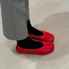 Zapatos de mujer de piel de oveja súper suaves plisados rojo brillante 2026 nuevo estilo zapatos planos de ballet zapatos de pezuña de cerdo con punta dividida zapatos retro de un solo color
