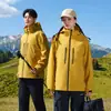 Nueva chaqueta outdoor de estándar nacional para hombres y mujeres, abrigo de senderismo tres en uno a prueba de viento e impermeable, ropa para montañismo y esquí con logotipo personalizado