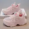 Tênis brancos para crianças, tênis esportivos para meninas, tênis de corrida para meninas pequenas, sapatos de malha simples para primavera e outono de 2025, tênis estilo "dad shoes" para o campus