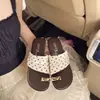 Sandalias de Tanga para Mujer Estilo Vacacional Más Vendidas en Verano 2026 con Accesorios Únicos de Anillo Metálico en el Dedo del Pie y Banda Ancha Superior de Lunares
