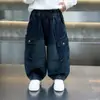 Pantalones de mezclilla de trabajo para niños, nuevo estilo coreano 2026, pantalones casuales holgados para niños para primavera y otoño, atuendo de otoño moderno para niños pequeños