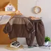 Conjunto de Ropa de Invierno para Niños 2026 Nuevo Estilo Niños Invierno Forro Polar Engrosado Elegante Oso de Dibujos Animados Abrigo de Algodón Conjunto de Dos Piezas Moderno