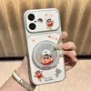Suporte Rotativo Crayon Shin-Chan Feito de Pele de Cordeiro Adequado para Apple 17 Pro Capa de Celular Cartoon 16 iPhone 15 Diversão Infantil