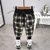 Roupas infantis Zhao Yi 2021 Inverno novo estilo coreano meninos e meninas Calça de veludo xadrez infantil macacão D1611