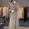 Vestido de Punto de Lana 100% Elegante, Holgado y Adelgazante para el Trabajo, con Cuello Alto Bordado y Botones, Nuevo para Otoño Temprano 2026