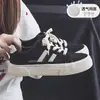 Zapatillas de lona transpirables de malla populares, nuevo estilo primavera y otoño 2026, de corte bajo, con cordones a rayas, versátiles, de suela suave para mujer