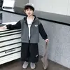 Conjunto Moderno para Niños de Primavera y Otoño: Chaleco para Niños, Chaqueta de Cuero, Conjunto de Tres Piezas, Modelo Nuevo 2026 Chaqueta con Capucha, Pantalones, Ropa de Moda