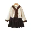 Conjunto Novo de Primavera e Outono para Meninas: Conjunto de Duas Peças: Blusa Marrom de Renda com Manga Longa e Saia de Veludo em Camadas, Roupa Infantil Casual Transfronteiriça