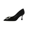 Sapatos femininos de design de nicho versáteis chiques estilo francês, outono de 2026 novos, camurça, bico fino, slip-on, strass, salto alto
