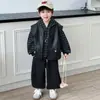 2349 Chaleco de Cuero de Tres Piezas para Niños de Primavera y Otoño 2026 Conjunto de Sudadera con Capucha a Cuadros y Pantalones de Chándal para Niños Estilo Coreano de Otoño