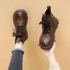 Botas Martin de suela gruesa para mujer 2026 nuevos zapatos de otoño e invierno estilo británico botas de una sola pieza que aumentan la altura con forro polar para abrigar botines pequeños para mujer