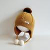 Gorro de protección auditiva con bola de pelo de estilo extranjero para bebé, nuevo gorro de lana cálido a prueba de frío para exteriores para niños con todo incluido para ocio en invierno