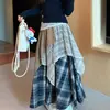 Saia Retrô com Barra Irregular e Cor Contrastante, Cintura Alta, Emagrecedora, Xadrez para Mulheres na Cor Vermelho Âncora