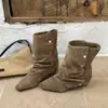 Botas versáteis estilo retrô com salto grosso e bico fino para mulheres, novo design estiloso e moderno de 2026, perfeitas com vestidos, emagrecem e aumentam a altura, cano curto