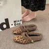 Pantuflas peludas de estampado de leopardo estilo francés para mujer, nuevo modelo otoño e invierno 2026, mules cerrados adornados con cadena, zapatos de algodón afelpado