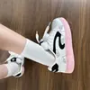 Sapatos de Pão Spliced com Design de Gato Branco e Rosa para Mulheres Retro Primavera e Outono Design de Nicho Tênis de Skate Sola Grossa Antiderrapante Sapatos Esportivos